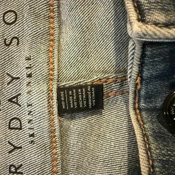 White House Black Market Women's Black Beaded Blue Skinny Straight Leg Jeans - Picture 4 of 8